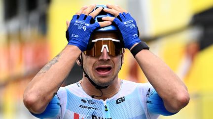 La surprise de Dylan Groenewegen, vainqueur de la 3e étape du Tour de France 2022, le 3 juillet. (MARCO BERTORELLO / AFP)