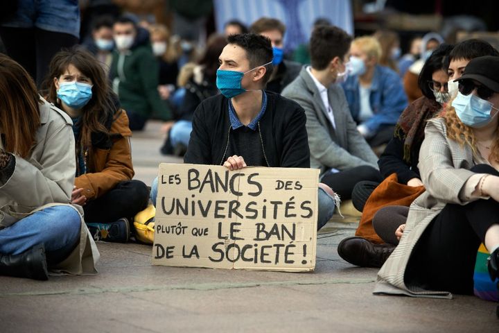 Des étudiants réclament la reprise des cours en présentiel, le 21 janvier 2021, sur la place du Capitole à Toulouse (Haute-Garonne). (ALAIN PITTON / NURPHOTO / AFP)