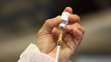 Une infirmière&nbsp;utilise une dose de vaccin contre le coronavirus, le 24 février 2021 à Auch (Gers). (SEBASTIEN LAPEYRERE / HANS LUCAS / AFP)