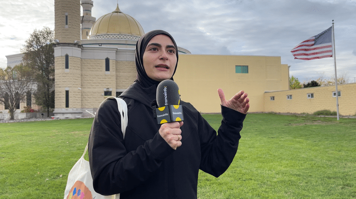 Zahra, 24 ans, devant le Centre islamique d'Amérique, plus grande mosquée d'Amérique du Nord, à Dearborn dans le Michigan, le 13 octobre 2024. (THOMAS SELLIN / RADIO FRANCE)