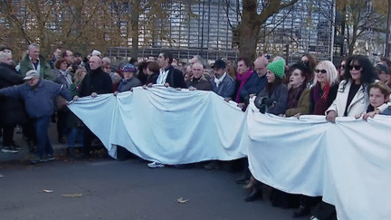 500 artistes ont appelé à défiler dans les rues de Paris, dimanche 19 novembre, pour la paix au Proche-Orient. De nombreux anonymes ont répondu présent. Récit.