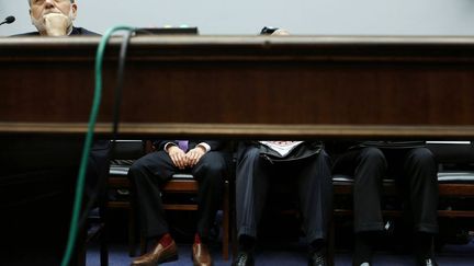 Le pr&eacute;sident de la R&eacute;serve f&eacute;d&eacute;rale am&eacute;ricaine, Ben Bernanke, patiente avant de livrer son&nbsp;t&eacute;moignage semestriel devant le comit&eacute; bancaire du S&eacute;nat &agrave; Washington (Etats-Unis), le 27 f&eacute;vrier 2013. (LARRY DOWNING / REUTERS)