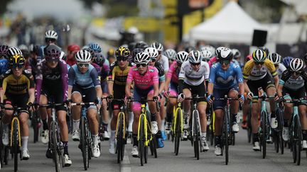 Le peloton lors de La Course by Le Tour 2021. (BENOIT TESSIER / POOL / REUTERS POOL)