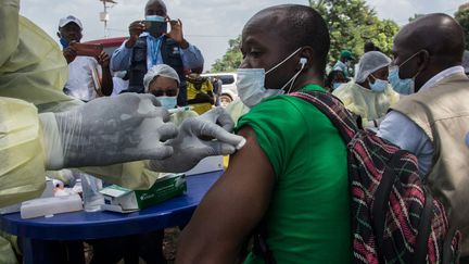 Un habitant de Gueckedou, en Guinée, reçoit une injection du vaccin anti-Ebola, le 23 février 2021. (CAROL VALADE / AFP)