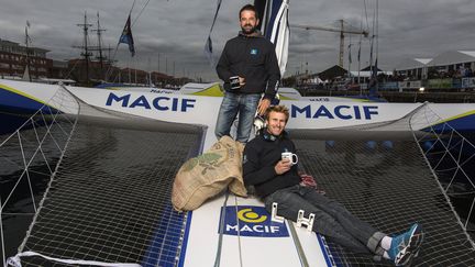 Les skippers Fran&ccedil;ois Gabart et Pascal Bidegorry, sur la Transat Jacques Vabre, le 23 octobre 2015 au Havre (Seine-Maritime). (JEAN MARIE LIOT / AFP)