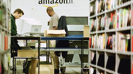 Des employ&eacute;s d'Amazon&nbsp;le 4 septembre 2000 &agrave; Boigny-sur-Bionne (Loiret), dans un entrep&ocirc;t de stockage du groupe. (ALAIN JOCARD / AFP)