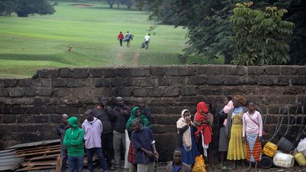 Avec le temps et l'embourgeoisement de Nairobi, la zone délabrée de Kibera s'est retrouvée au croisement du centre de la capitale et des nouveaux quartiers chics plus au sud, provoquant un choc frontal des conditions sociales. Décidée en 2015, la construction d'un axe routier de 5 km de long et de 60 mètres de large, baptisé le Missing Link Twelve, qui coupera Kibera en deux, a été retardée par de nombreuses pétitions et recours contre le gouvernement. Des actions vouées à l'échec puisqu'aucun habitant n'a pu se prévaloir d'un titre de propritété.  (Baz RATNER / REUTERS)