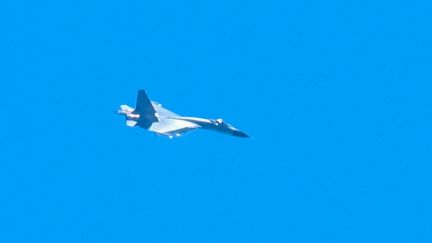 Un avion de l'armée chinoise non loin de l'île de Taïwan, le 5 août 2022. (HECTOR RETAMAL / AFP)