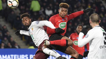 Jean-Kevin Duverne (à gauche) face à Ambroise Gboho (JEAN-SEBASTIEN EVRARD / AFP)