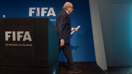 Sepp Blatter quitte la conf&eacute;rence de presse au cours de laquelle il a annonc&eacute; sa d&eacute;mission de la pr&eacute;sidence de la Fifa, &agrave; Zurich (Suisse),&nbsp;le 2 juin 2015. (VALERIANO DI DOMENICO / AFP)