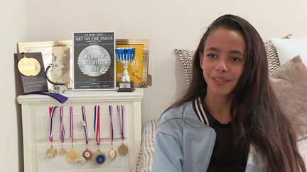 Jouhaïna Raymoune, championne du monde de hip-hop, avec ses médailles (France 3 Languedoc-Roussillon)