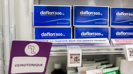 Des boîtes de Daflon, le 18 novembre 2020 dans une pharmacie de Ribérac (Dordogne). (AFP)