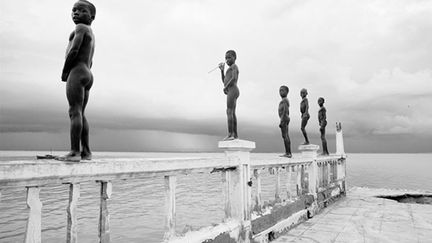 Né en 1962, Patrick Poiraudeau est un photographe voyageur. D’abord l’Europe au début des années 80 puis l’Amérique du Nord et l’Asie du Sud-Est plus tard. Viendra ensuite l’Amérique latine qui sera son terrain de prédilection pendant dix ans. Au début des années 2000, il découvre l’Afrique. Son travail au Mozambique l’amène en 2008 à Maputo pour une exposition partagée avec Rino Scuccato et soutenue par l’ambassade de France. Début 2009, le magazine «Réponses Photo» lui consacre quelques pages. (Patrick Poiraudeau)