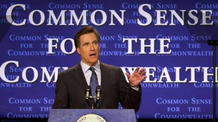 "Du bon sens pour une richesse commune". Mitt Romney, alors gouverneur du Massachussetts, donne un discours &agrave; Boston, le 25 f&eacute;vrier 2003. (ELISE AMENDOLA / AP / SIPA)