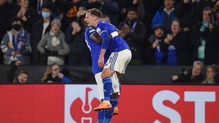 Marc Albrighton célèbre son but lors de Leicester-Rennes en Ligue Europa Conférence le 10 mars 2022. (OLI SCARFF / AFP)