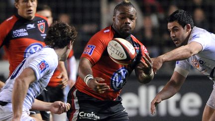 Comme la plupart des joueurs de ce Toulon-Montpellier, Mathieu Bastareaud (en rouge au centre) a multipli&eacute; les maladresses, le 2 mars 2012 &agrave; Toulon. (GERARD JULIEN / AFP)