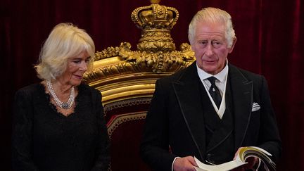 Charles III, accompagné de la reine consort Camilla, le 10 septembre 2022, lors de la proclamation officielle du nouveau roi Charles III au palais Saint James, à Londres (Royaume-Uni). (JONATHAN BRADY / AFP)