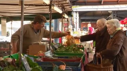 Les producteurs locaux sont de retour sur les marchés de Rouen (Seine-Maritime) et de sa région, un mois après l'incendie de l'usine Lubrizol. (CAPTURE D'ÉCRAN FRANCE 3)