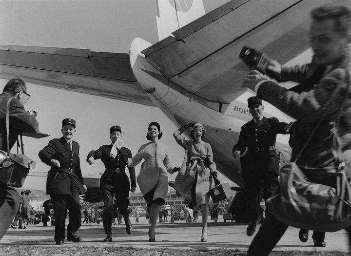 Exposition "Fashion + Klein" à la galerie Polka : sur le tarmac Boeing 707 PanAm,cartons à chapeaux Vuitton,&nbsp;Orly, Paris, 1958 (Vogue)&nbsp; (William Klein, Courtesy Polka Galerie.)