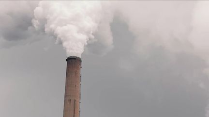 La centrale à charbon de Saint-Avold a rouvert ses portes lundi 28 novembre. Cette réouverture forcée, huit mois après sa fermeture, a pour but d’endiguer les risques de coupures d’électricité durant l’hiver. (FRANCE 2)