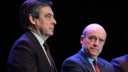 Fran&ccedil;ois Fillon et Alain Jupp&eacute; en campagne pour le second tour &agrave; Pessac (Gironde), le 23 mars 2015. (NICOLAS TUCAT / AFP)