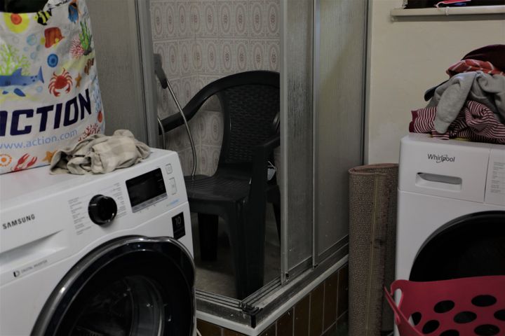 Manuel Martinez a installé une chaise dans sa douche du fait de son handicap, et faute d'une salle de bain adaptée.&nbsp; (VALENTINE PASQUESOONE / FRANCEINFO)