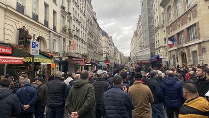 Des personnes du quartier et de la communauté kurde sont rassemblées à l’un des carrefours bouclés par la police, vendredi 23 décembre dans le 10ème arrondissement de Paris. (LAURIANE DELANOE / FRANCEINFO)