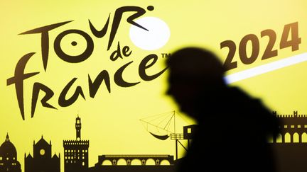 Une bannière du Tour de France 2024 à Turin, le 23 décembre 2022 à Turin, en Italie. (MARCO BERTORELLO / AFP)