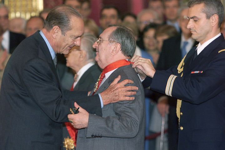 Le président Jacques Chirac félicite Claude Imbert, après l'avoir fait officier de la légion d'honneur
 (PATRICK KOVARIK / AFP)