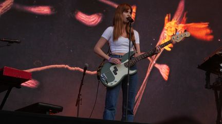 Après la tempête&nbsp;Limiñanas, arrive le calme d'Hannah Reid, chanteuse de London Grammar. La voix enchanteresse de la londonienne&nbsp;fait souffler un vent de quiétude qu'on laisserait volontiers nous emporter. Un moment de répis, avant le tonnerre Nick Cave qui se prépare pour la fin de soirée. (NISRINE MANAI / FRANCEINFO CULTURE)