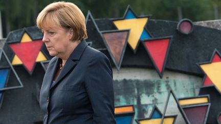 La chanceli&egrave;re Angela Merkel lors d'une visite au camp de Dachau (Allemagne), le 20 ao&ucirc;t 2013. (PETER KNEFFEL / DPA)