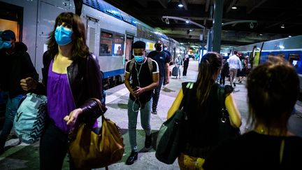 Des personnes portant&nbsp;un masque contre le Covid-19 dans une gare à Paris, le 8&nbsp;septembre 2020. (MARTIN BERTRAND / HANS LUCAS / AFP)