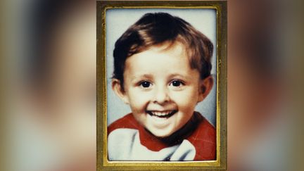 Portrait du petit Grégory Villemin, 4 ans, dont le corps a été découvert dans la Vologne le 16 octobre 1984, mains et jambes liées, à sept kilomètres en aval de Lépanges-sur-Vologne (Vosges), où il vivait avec ses parents. (MARCEL MOCHET / AFP)