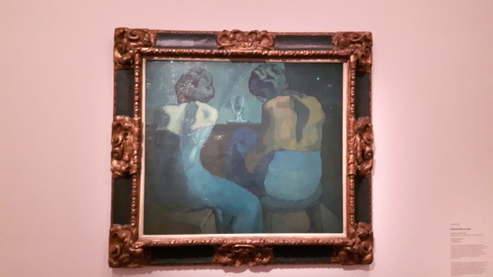 "Les Pierreuses au bar" Pablo Picasso (1902), tableau exposé au musée d'Orsay jusqu'au&nbsp;6 janvier 2019. (ANNE CHEPEAU / RADIO FRANCE © Hiroshima Museum of Art © Succession Picasso 2018)