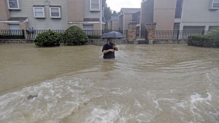 Un homme dans les rues de Houston, dimanche 27 août 2017.&nbsp; (DAVID J. PHILLIP/AP/SIPA / AP / SIPA)