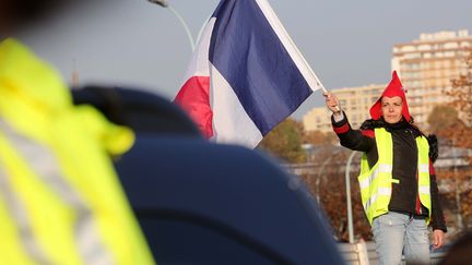 Une "gilet jaune" lors d'une manifestation à Paris, le 17 novembre 2018. (LUC NOBOUT / MAXPPP)