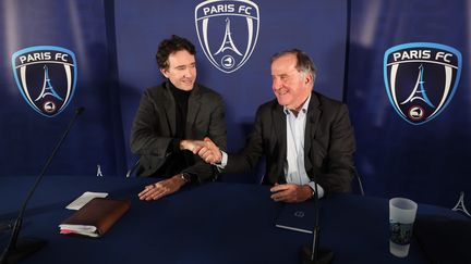 Antoine Arnault (à gauche) et Pierre Ferracci, le président du Paris FC, lors de l'officialisation du rachat du club le 20 novembre 2024. (LE PARISIEN / ARNAUD JOURNOIS / MAXPPP)