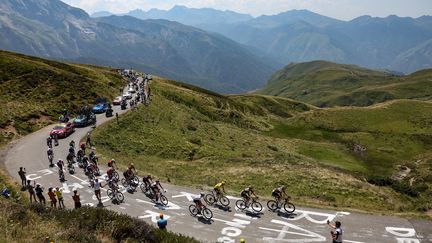 Le peloton à l'attaque des Pyrénées lors du Tour de France 2022 entre Lourdes et Hautacam (photo d'illustration). (THOMAS SAMSON / AFP)