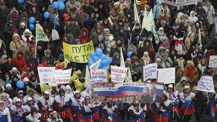 Un d&eacute;fil&eacute; pro-Poutine le long d'un quai de la Moskova, &agrave; Moscou (Russie), le 23 f&eacute;vrier 2012.&nbsp; (REUTERS)