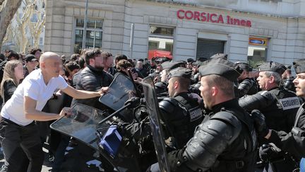 Les forces de l'ordre interviennent pour maintenir les opposants à Marine Le Pen, à Ajaccio (Corse-du-Sud), le 8 avril 2017. (PASCAL POCHARD-CASABIANCA / AFP)