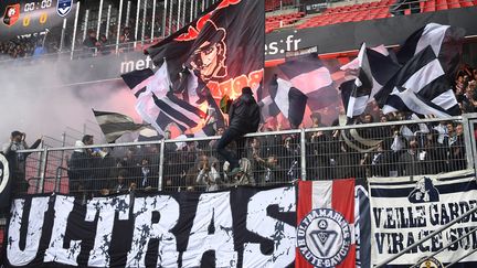 Les Ultramarines, le groupe de supporteurs des Girondins de Bordeaux lors d'un déplacement à Rennes, le 16 octobre 2016. (AFP)