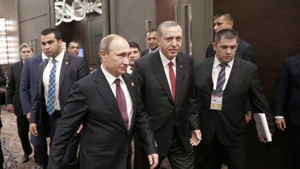 Le président russe, Vladimir Poutine, et le président turc, Recep Tayyip Erdogan, au sommet du G20 à Antalya (Turquie), le 16 novembre 2015. (HAKAN GOKTEPE / AFP)