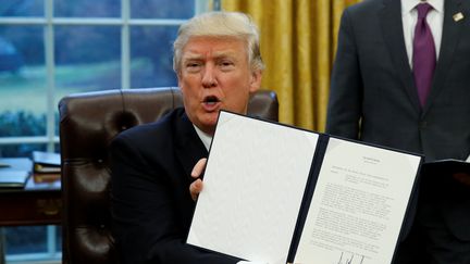 Le président américain Donald Trump a signé, lundi 23 janvier 2017, à la Maison Blanche,&nbsp;un document mettant fin à la participation des Etats-Unis au traité de libre-échange transpacifique (TPP). (KEVIN LAMARQUE / REUTERS)