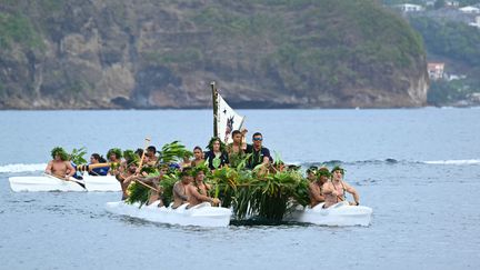 C'est sur une embarcation traditionnelle que la flamme a débarqué à Mahina, en Polynésie française, le 13 juin. (JEROME BROUILLET / AFP)