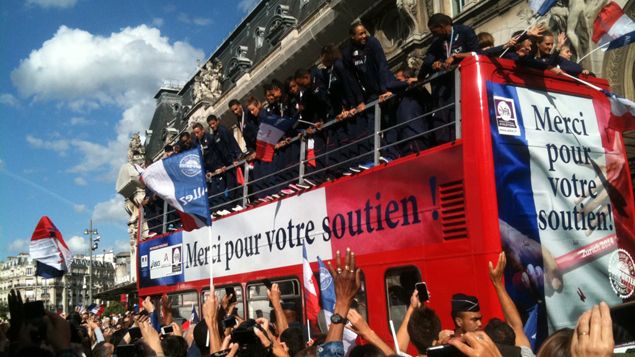 &nbsp; (Le défilé des athlètes français à Paris © RADIO FRANCE/Marie Mutricy)