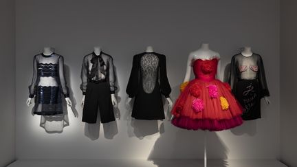 L'exposition "Yves Saint-Laurent : Transparences, le pouvoir des matières" au musée Yves Saint Laurent Paris. Février 2024. (THIBAUT VOISIN)