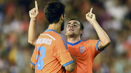 Alcacer lève les doigts, Gomes le congratule et Valence sourit (JOSE JORDAN / AFP)