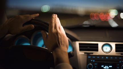 Un conducteur écoute la radio en conduisant (photo d'illustration). (SANDRO DI CARLO DARSA
 / MAXPPP)