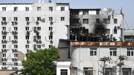 L'hôpital Changfeng de Pékin après l' incendie qui s'est déclaré un jour plus tôt, le 19 avril 2023. (GREG BAKER / AFP)