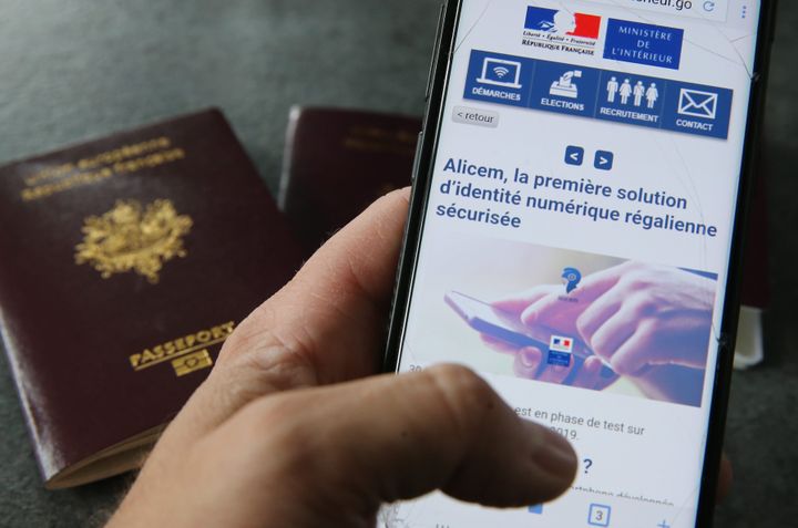 L'application pour smartphone Alicem, en cours de développement par l’Agence nationale des titres sécurisés, utilise la reconnaissance faciale pour valider son identité. Elle sera disponible d’ici 2022. (JEAN-FRANCOIS FREY / MAXPPP)